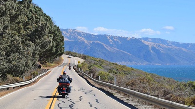 På motorcykel langs kysten på Highway 1, Californien i USA